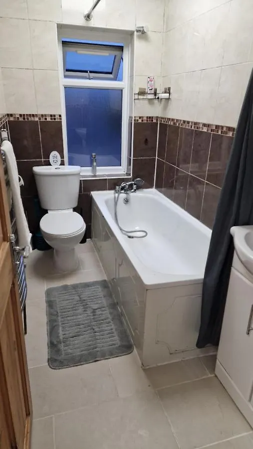 Comfortable 2 Bedroom House With Free Parking And Great Transport Links Dagenham United Kingdom