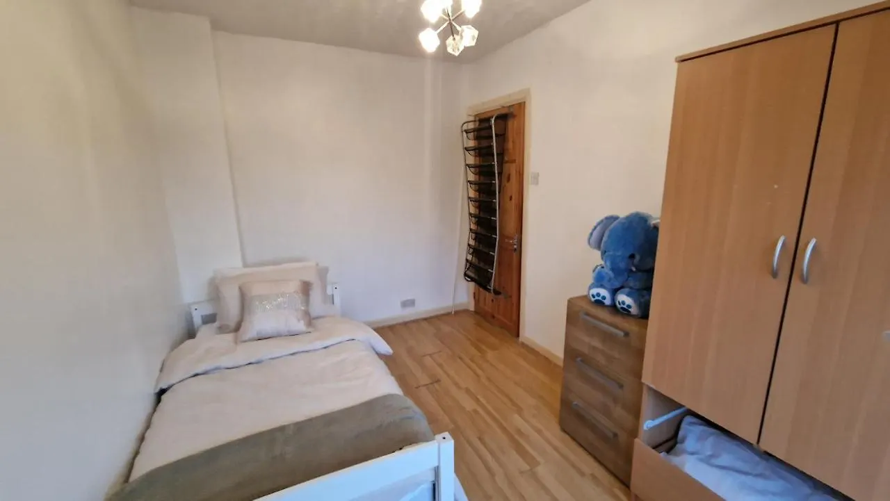 Holiday home Comfortable 2 Bedroom House With Free Parking And Great Transport Links Dagenham United Kingdom