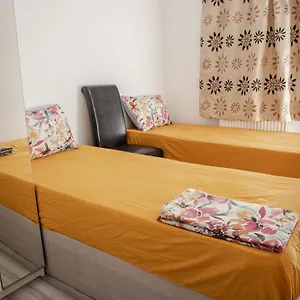 Apartment Floral, 5 Bed House In London With Garden, Parking, Dagenham