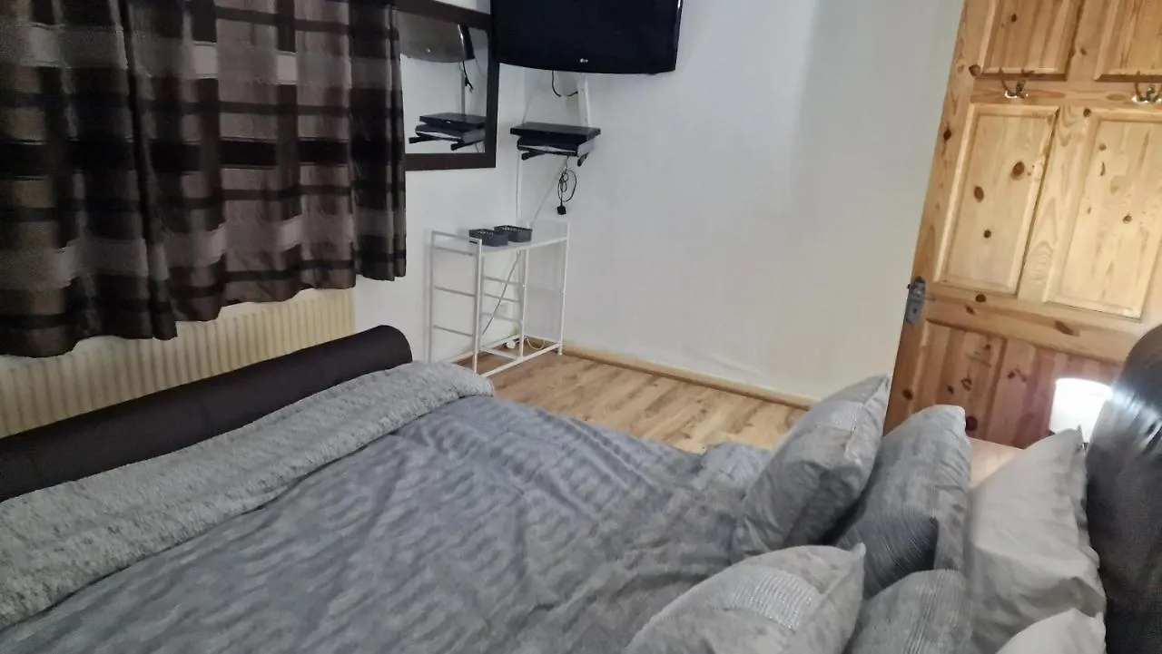 Comfortable 2 Bedroom House With Free Parking And Great Transport Links Dagenham