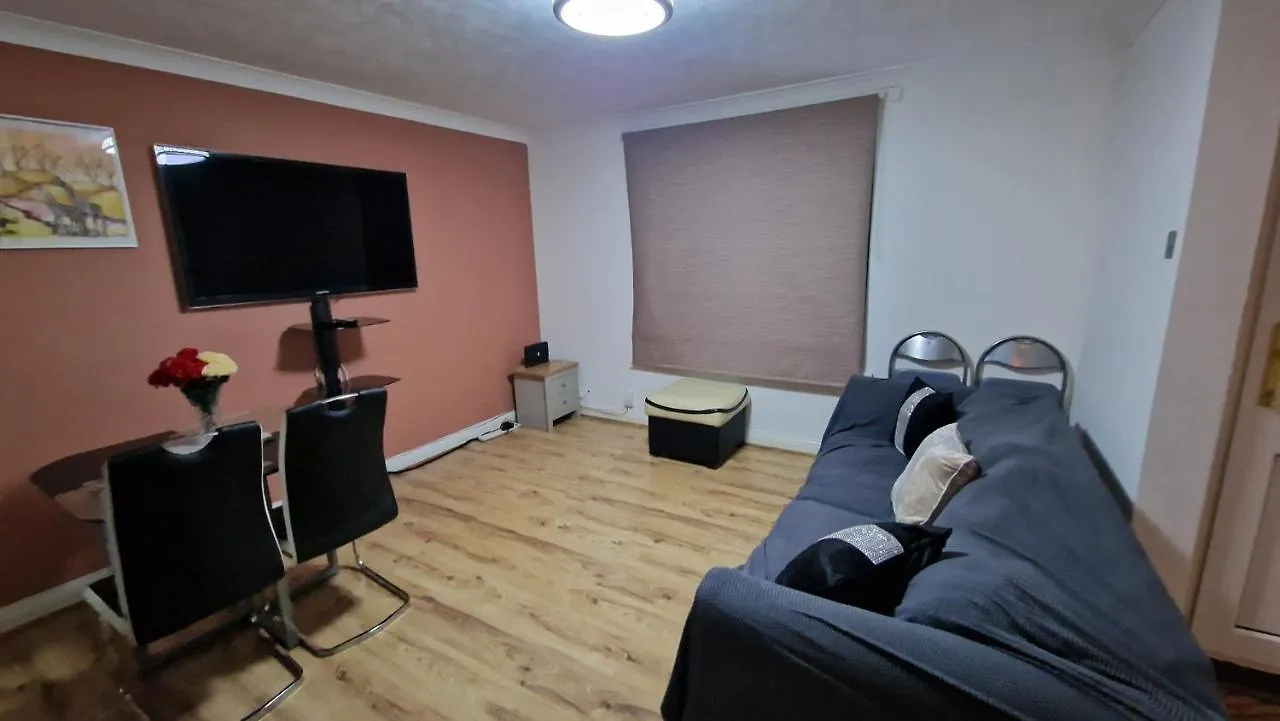 Ferienhaus Comfortable 2 Bedroom House With Free Parking And Great Transport Links Dagenham