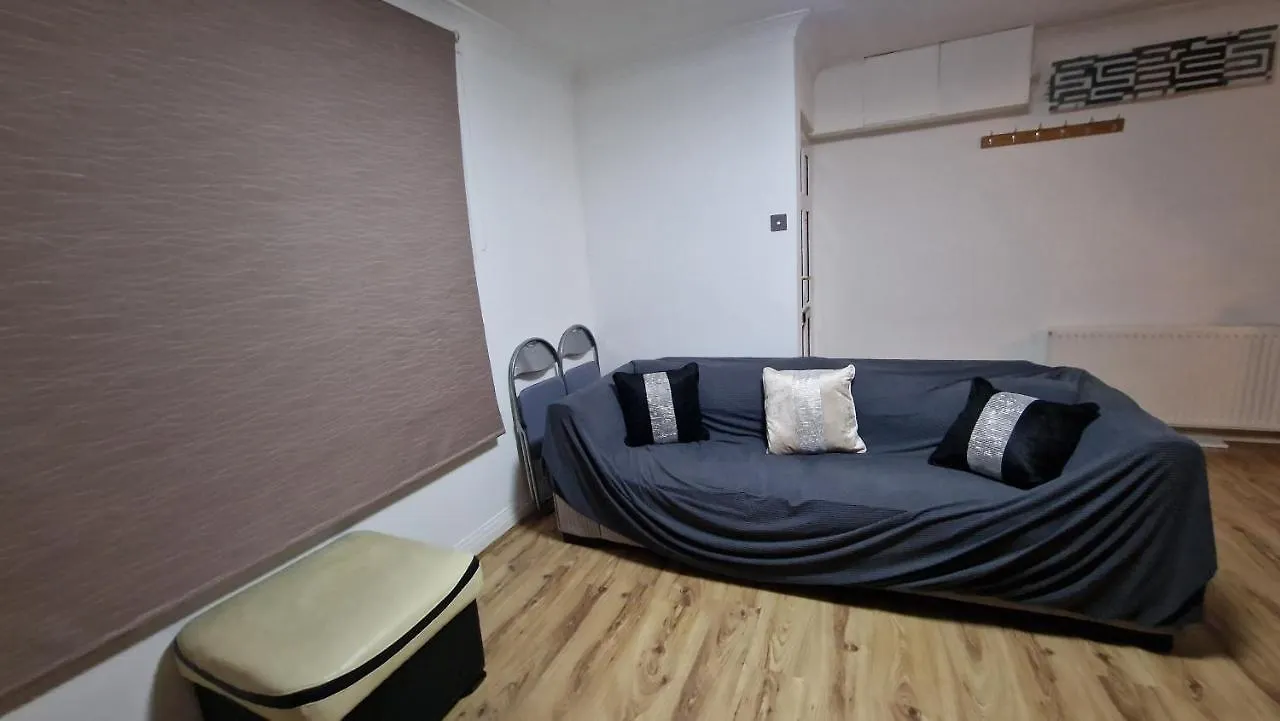 Comfortable 2 Bedroom House With Free Parking And Great Transport Links Dagenham 0*,