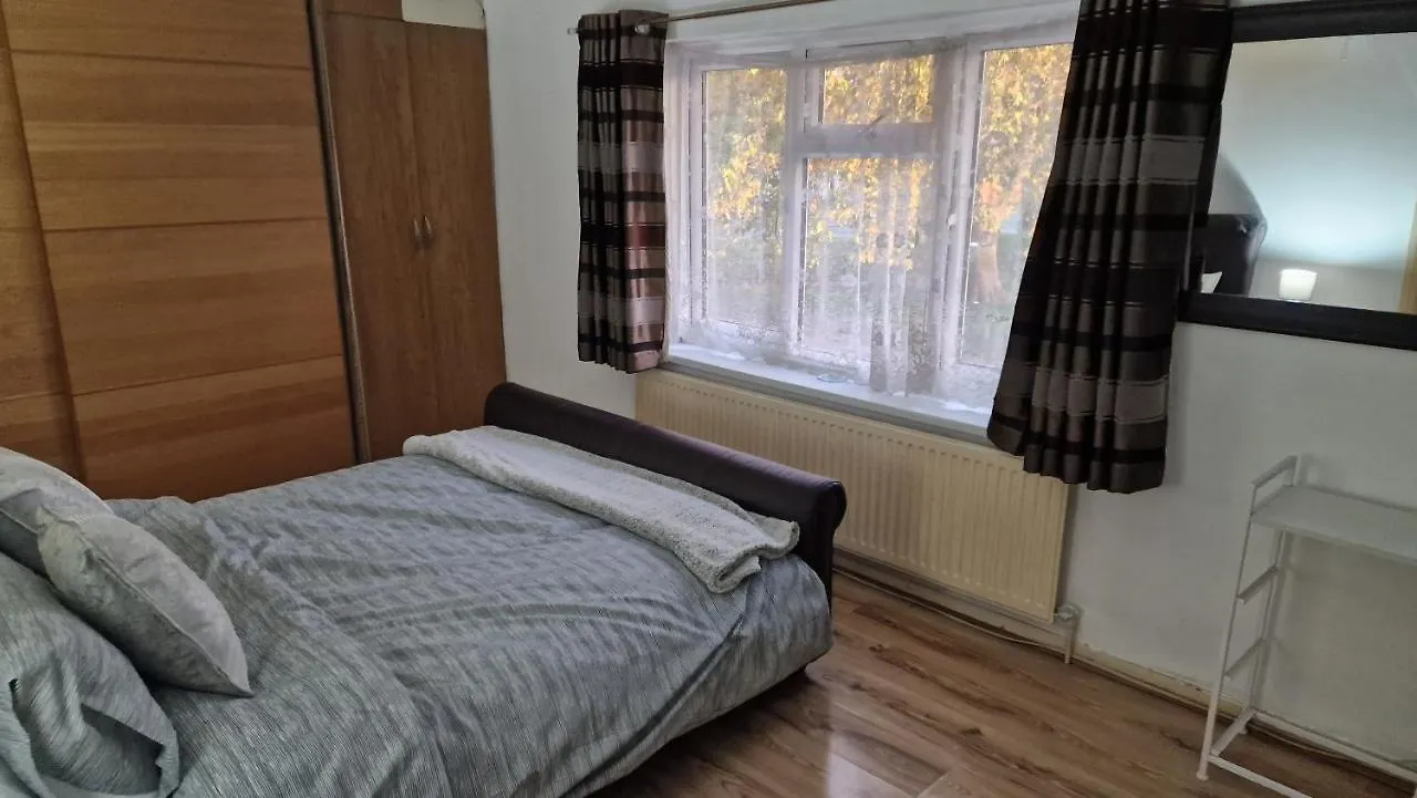 Comfortable 2 Bedroom House With Free Parking And Great Transport Links Dagenham 0*,  Großbritannien